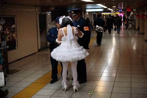 【变态速报】日本2名巡警因职务质问时亲吻少女、电梯内偷拍裙底被送检