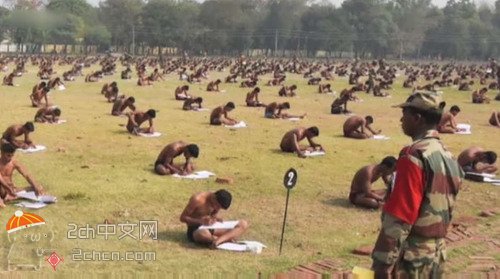 2ch：印度的考试太异常了！为防舞弊裸体在室外考试