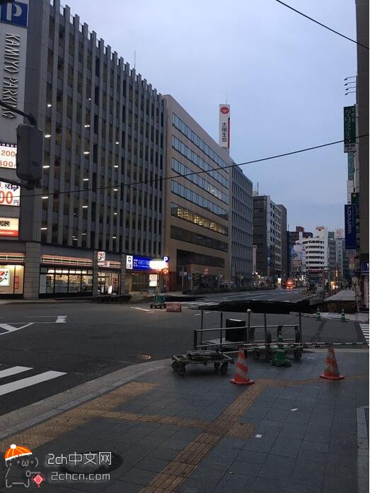 2ch：【悲报】日本博多站前发生道路塌陷！太糟糕了……