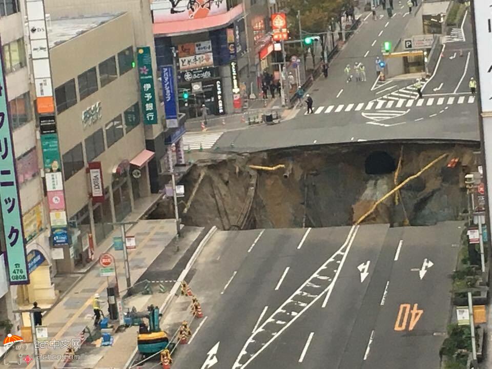 2ch：【悲报】日本博多站前发生道路塌陷！太糟糕了……