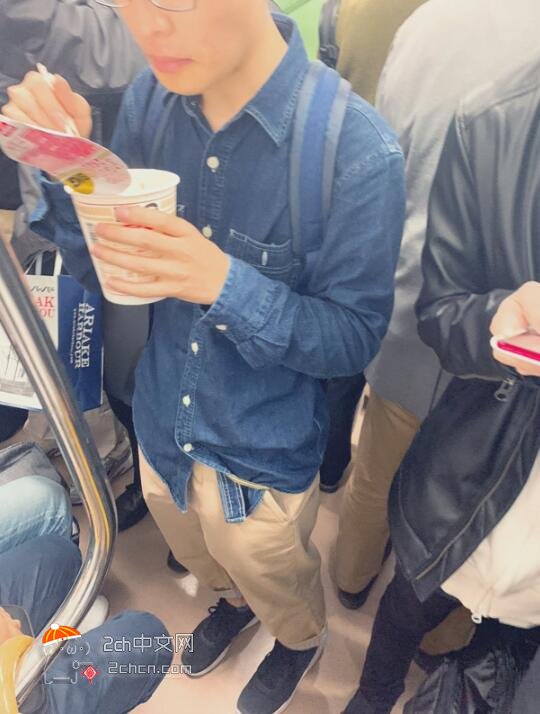 2ch：日本满员电车里出现吃泡面的家伙