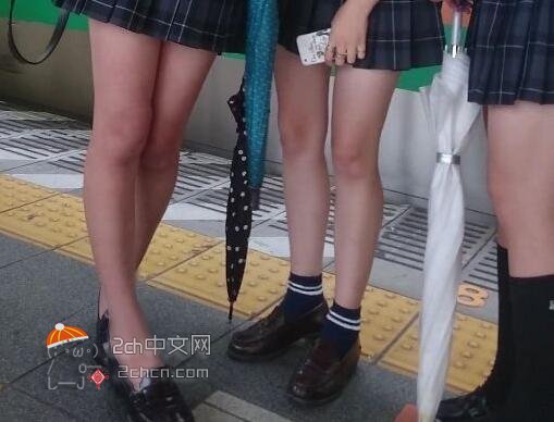 2ch：【悲报】最近的日本女高中生袜子太短了