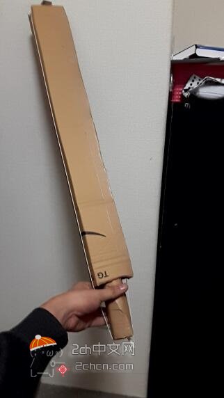 日本2ch网民：用纸箱子做了一把帅气的剑