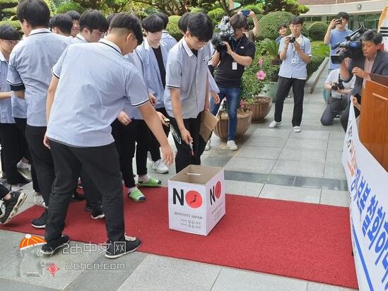 2ch：抵制日货！韩国高中学生们的日本制圆珠笔被扔掉了