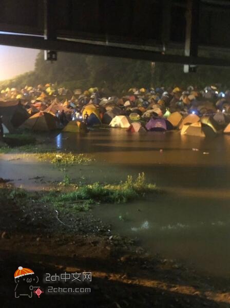 2ch：【悲报】日本富士摇滚音乐节出现大惨事，道路变河流、帐篷被水淹