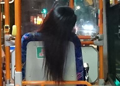 2ch：日本男子公交车内剪前座女性头发，装进袋子里准备带回家