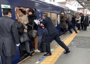 2ch：日本的通勤电车载人太多了wwww