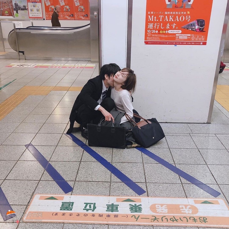 2ch：【悲报】漂亮姐姐在日本的站台上公开亲热
