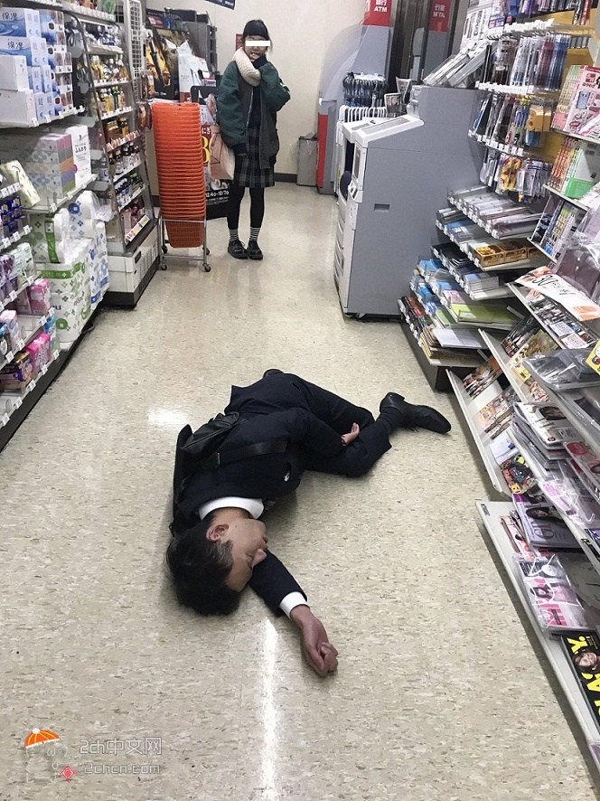 2ch：【悲报】日本工薪族压力太大喝太多酒，直接睡在便利店里