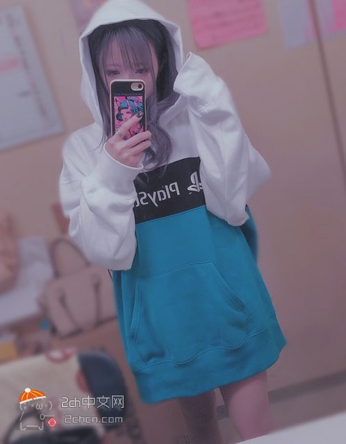 2ch：日本年轻妹子间流行穿GU和PlayStation联名款风衣