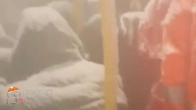 2ch：俄罗斯公交车内出现暴风雪，乘客被雪覆盖