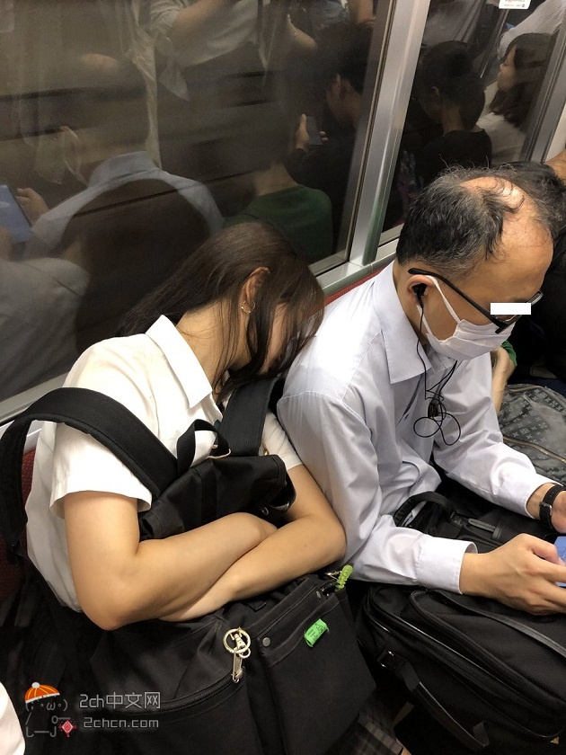 2ch：日本秃头上班族大叔在电车里迎来了人生巅峰