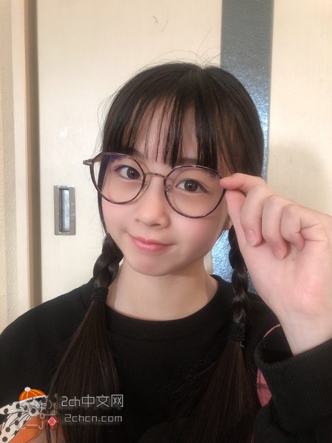 2ch：小学女生（11岁）「我尝试戴了下眼镜，哪个更适合我？」