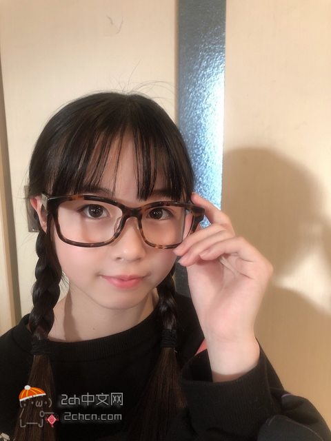2ch：小学女生（11岁）「我尝试戴了下眼镜，哪个更适合我？」