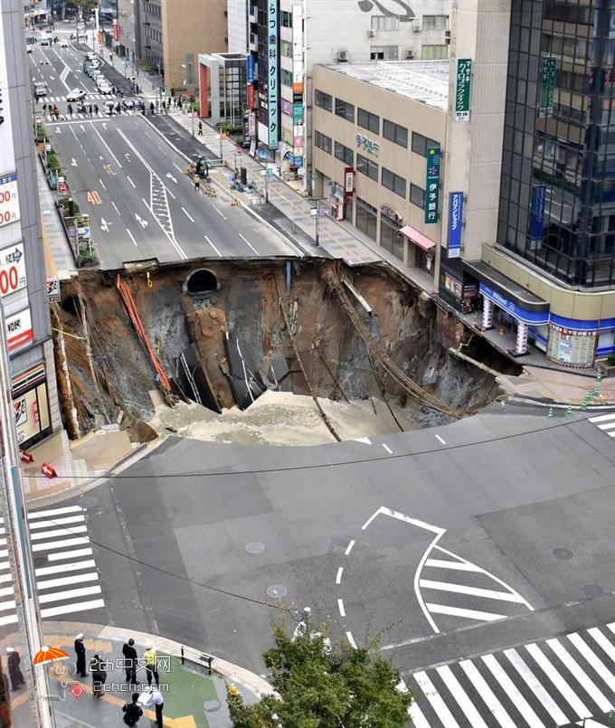 2ch：【日本长崎】小车掉入6米的道路塌陷中，司机自行爬出