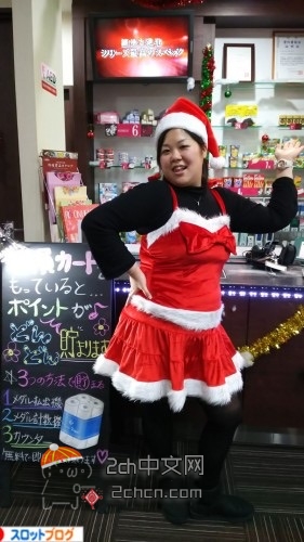 2ch：日本弹珠店店员穿着H的圣诞装接客😍😍😍