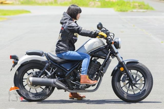 2ch：【悲报】女性比男性更适合骑摩托车……