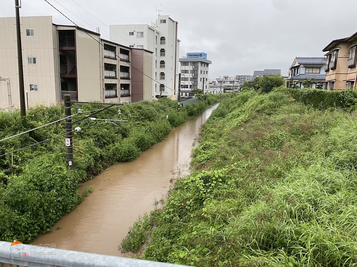 2ch：日本的电车铁轨被水淹成河流