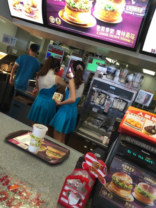 2ch：中国麦当劳的制服太H了wwwww
