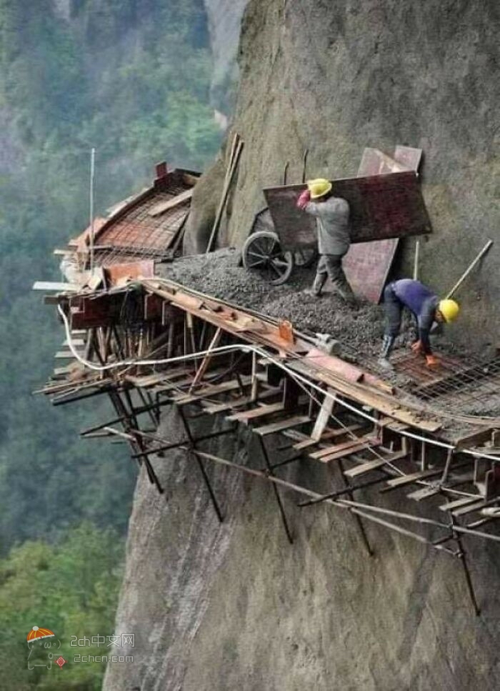 2ch：中国人在悬崖断壁上建设了危险的脚手架