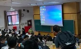 2ch：中国的大学生上台演示时忘记自己设置了H游戏壁纸，人生终结