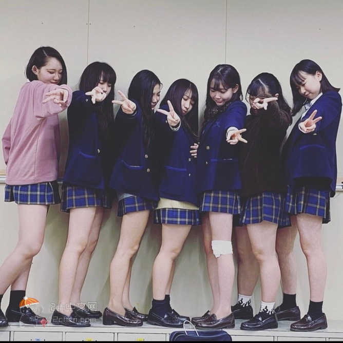 2ch：日本女高中生在寒冷的天气里也穿短裙露大腿