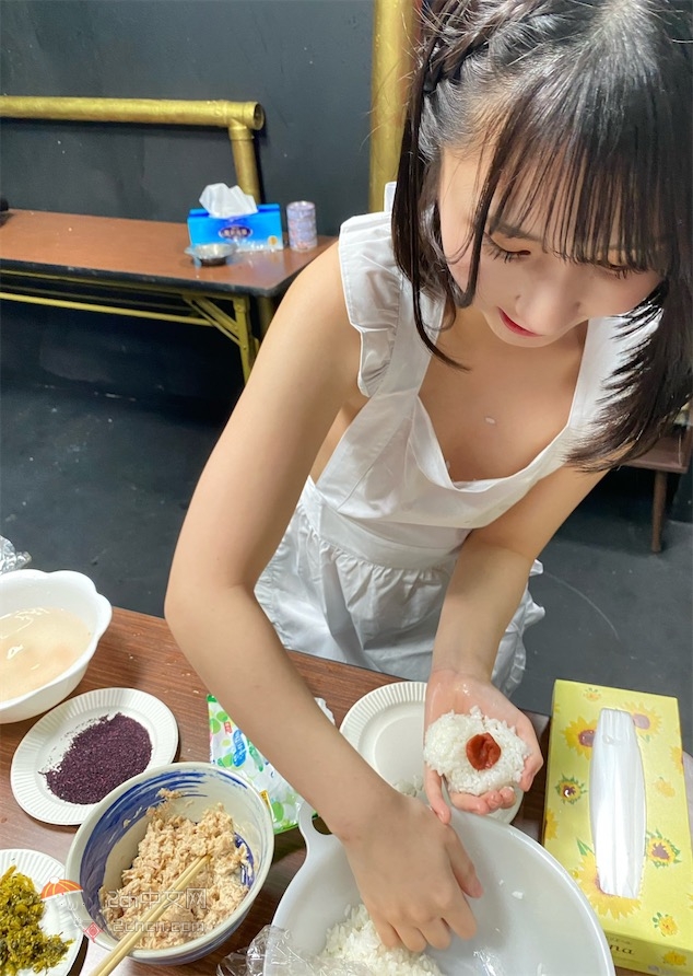2ch：日本出现裸体围裙妹子捏饭团的店