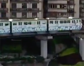 2ch：中国的电车竟然从公寓楼中穿墙而过