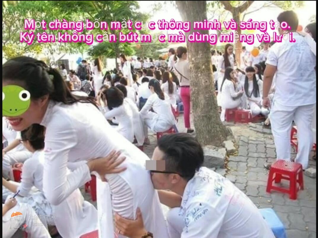 2ch：越南的毕业仪式上，大家在女生奥黛的欧派上签名
