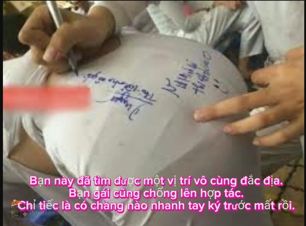 2ch：越南的毕业仪式上，大家在女生奥黛的欧派上签名