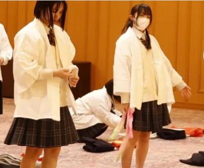 2ch：【速报】日本JK公开进行巫女服换装