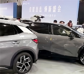 2ch：【中国】南京车展的电动汽车突然启动撞到多人