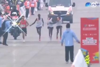 2ch：北京马拉松比赛出现怪异一幕，3名非洲选手把冠军让给中国选手