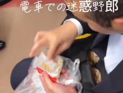 2ch：【悲报】日本大叔在电车里吃麦当劳，把手指上的盐甩到车厢里，惨遭曝光头皮