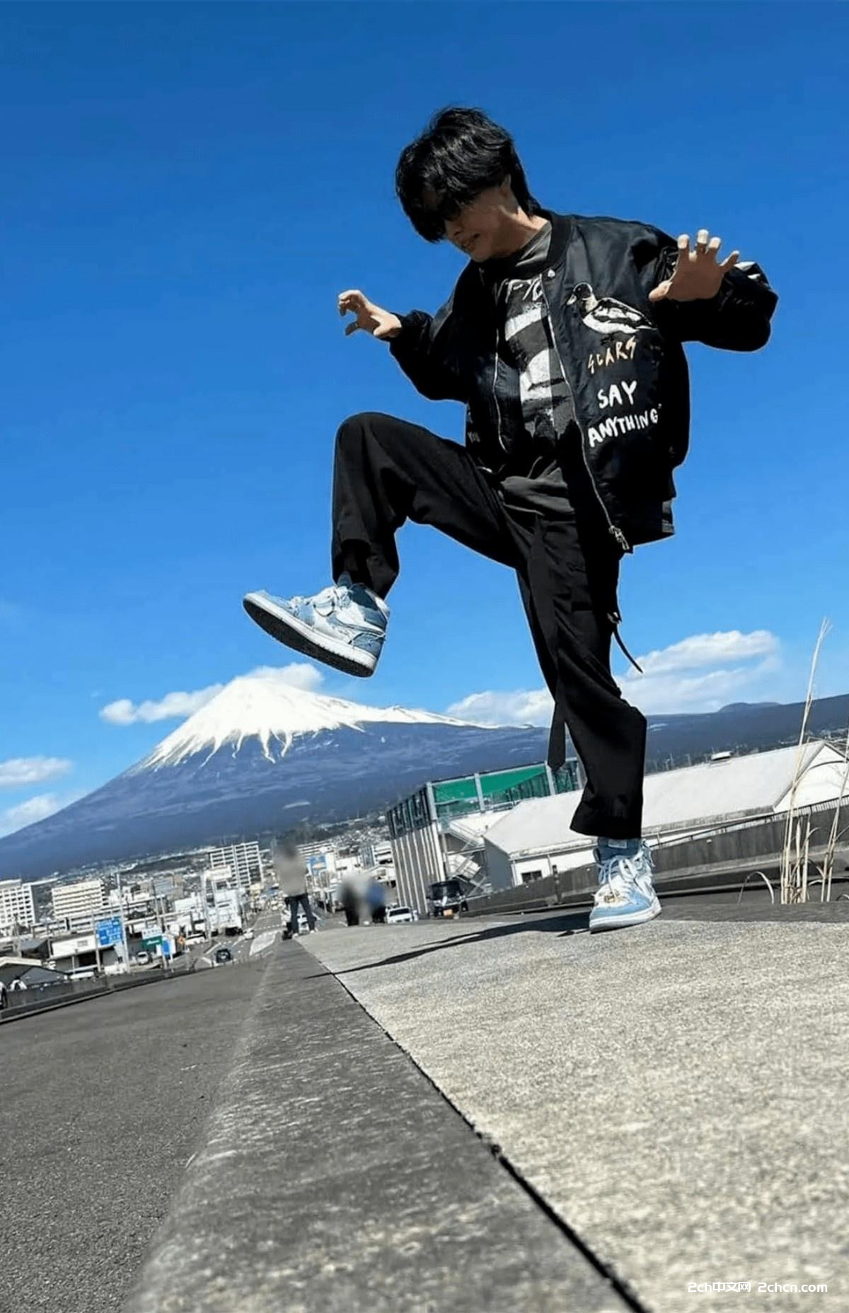 2ch：日本艺人因脚踩富士山拍照被骂惨 日本网民「气愤」「对富士山太失礼」「不要侮辱富士山」