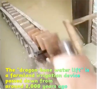 2ch：中国人用2000年前传下来的龙骨车对家中的洪水进行排水