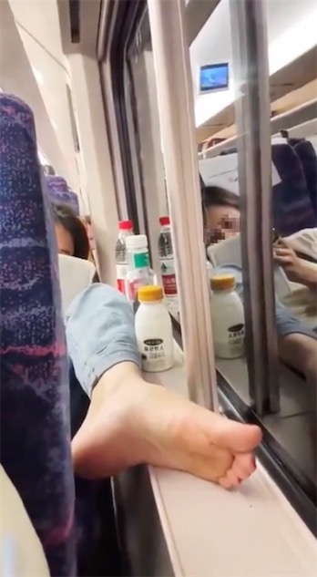 日本网民：在中国的列车上，可以随意闻美女的脚